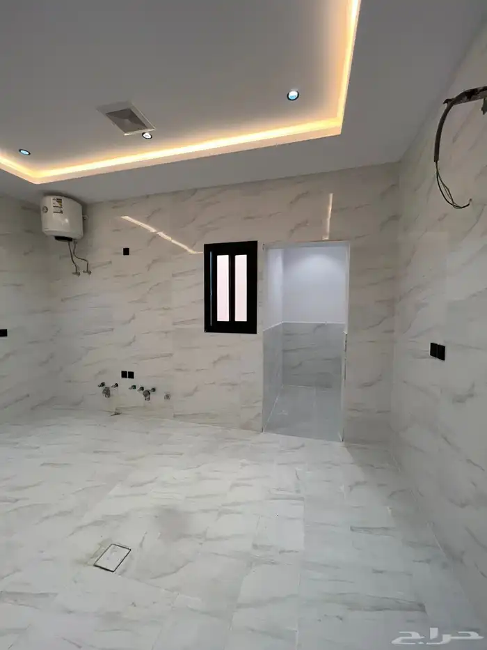 شقق دور ثاني حي البوادي سطح كامل 15