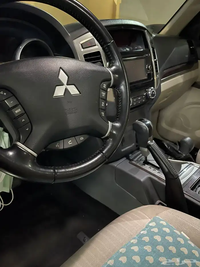 للبيع باجيرو 2017 نص فل نظيف اللون لولي 20