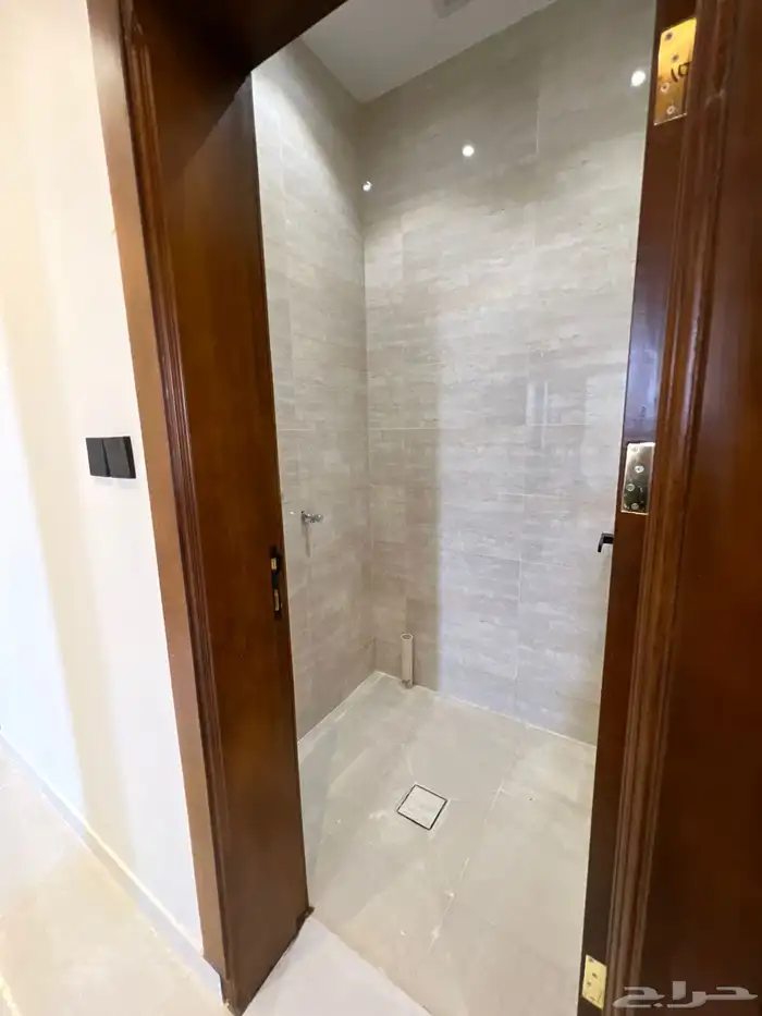 شقق دور ثاني حي البوادي سطح كامل 9