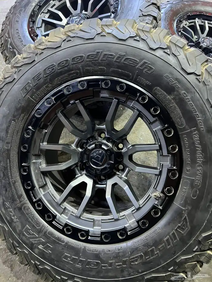 جنوط فيول مع كفرات نص حجري بي اف امريكي مقاس 285 70 17 8