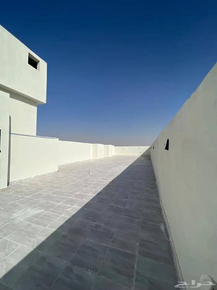 شقق دور ثاني حي البوادي سطح كامل 12