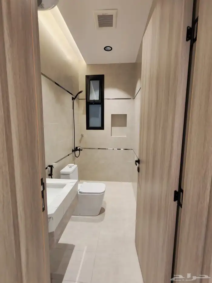 للبيع روف علوي مع ملحق درج داخلي وخارجي في احد رفيدة 25