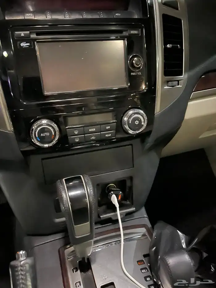 للبيع باجيرو 2017 نص فل نظيف اللون لولي 19