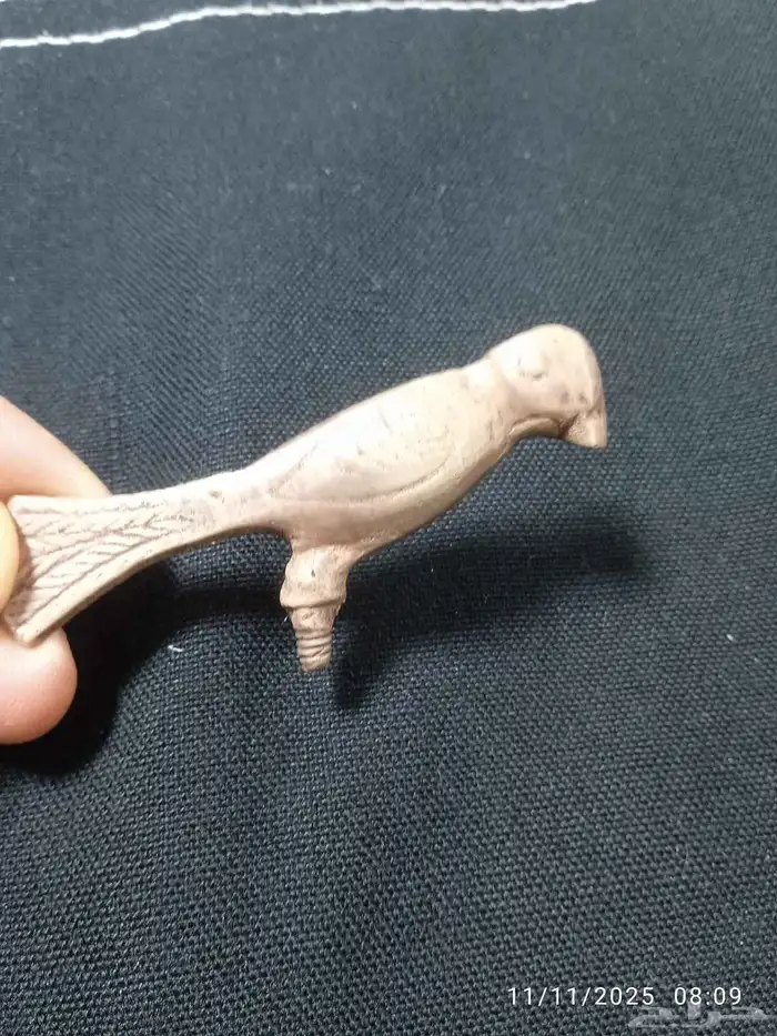 تمثال عصفور معدني قديم جدا جدا لون المعدن اصفر ذهبي 0