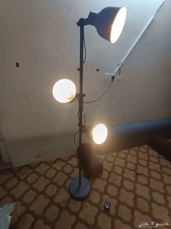 أبجورة مصباح بثلاث لمبات توجيهي من ايكيا للبيع بالرياض 2