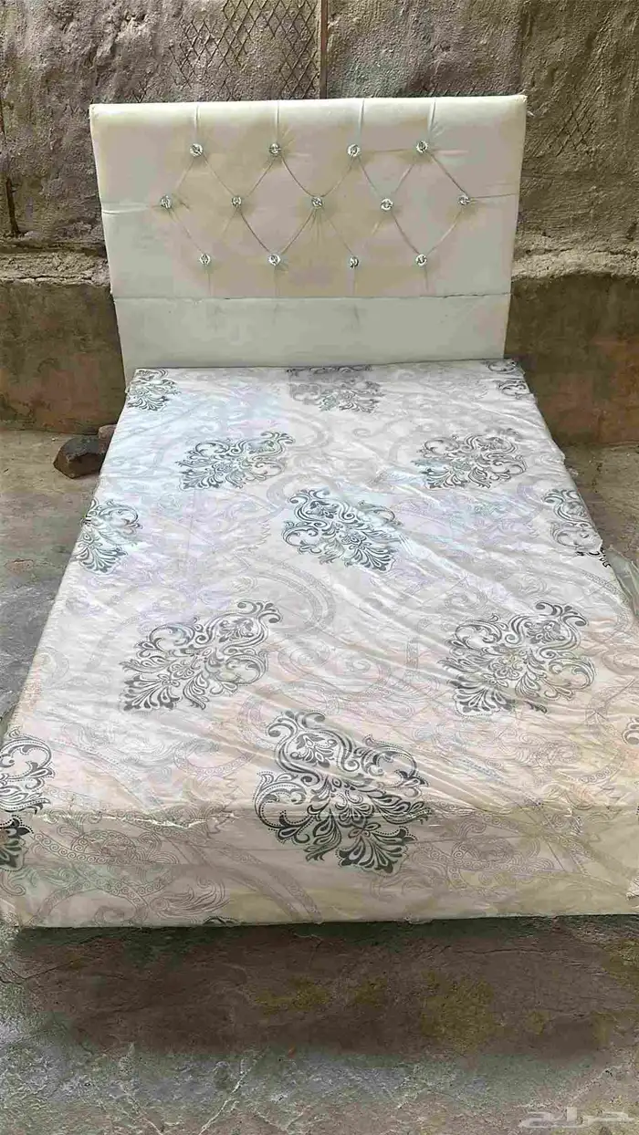 سرير للبيع في العيدابي الي يبيه يتواصل مع 4