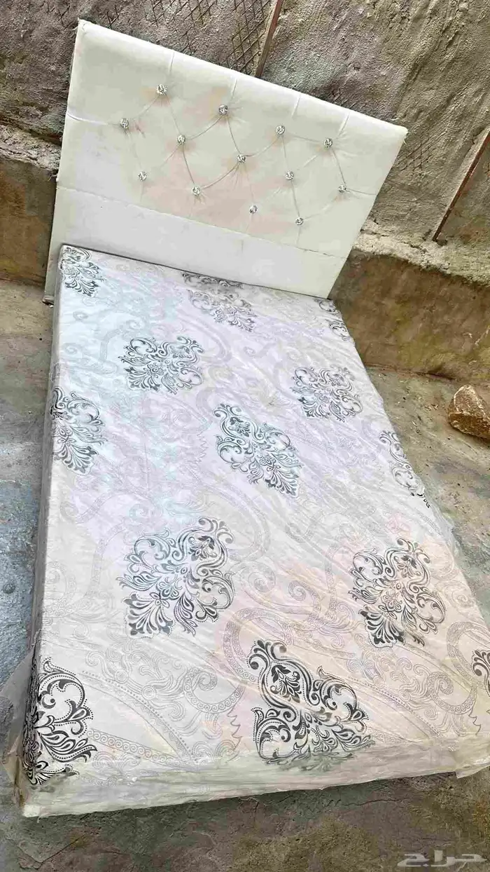 سرير للبيع في العيدابي الي يبيه يتواصل مع 3