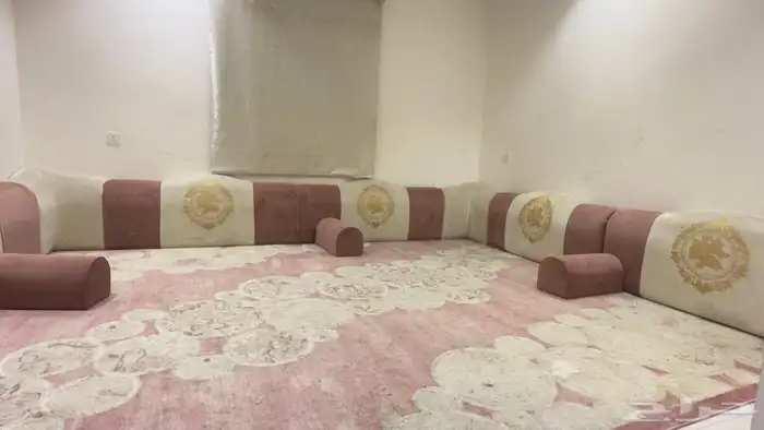 مساند ظهر نظيف 4 في 4 مع ستارة والزوليه للبيع 2