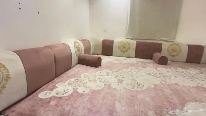 مساند ظهر نظيف 4 في 4 مع ستارة والزوليه للبيع 1