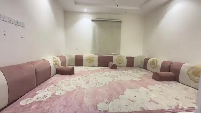 مساند ظهر نظيف 4 في 4 مع ستارة والزوليه للبيع 0