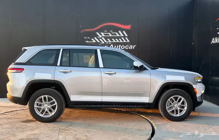 جيب جراند شيروكي لاريدو 2025 لدى شركة عبدالمجيد الخضر 3