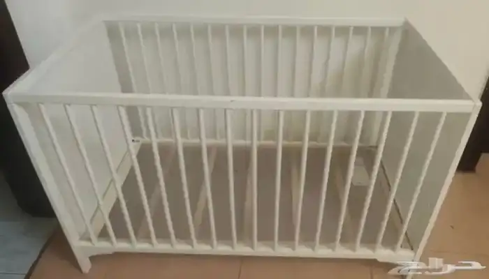 سرير اطفال من ايكيا مع مرتبة للبيع المستعجل 1