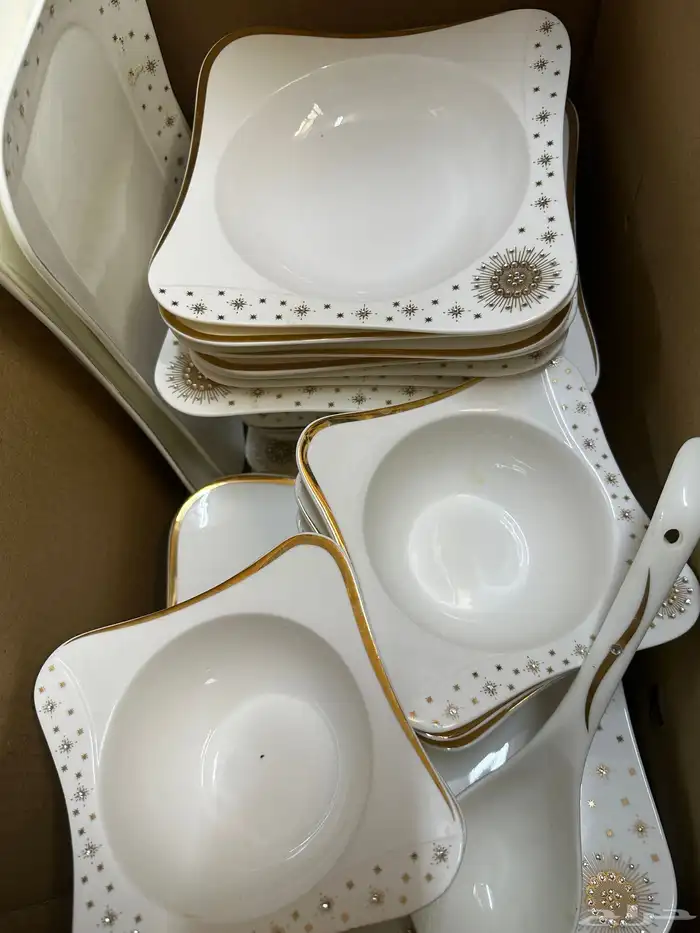 طقم سفره ابيض وذهبي 200 ريال 0