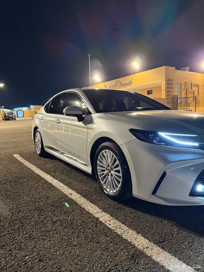 كامري 2025 LE بنزين أبيض لؤلؤي 2