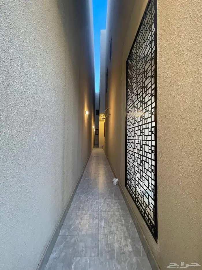 للبيع شقه دور ارضى بحوش وبايكه من 600 الف مقابل نادى ضمك 3