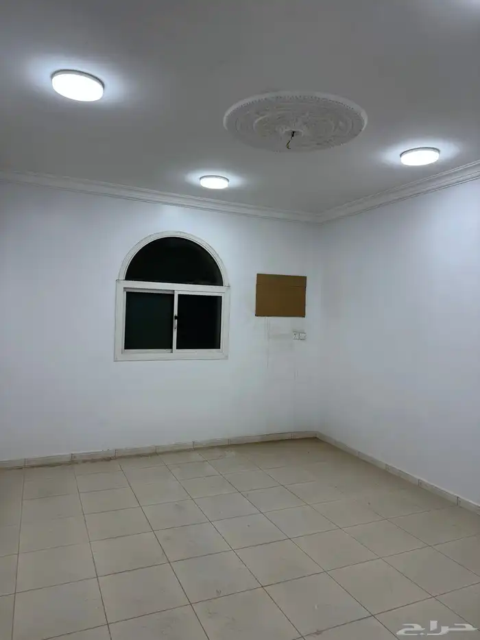 شقة خمس غرف دور ارضي ومدخل خاص حي السلام 0