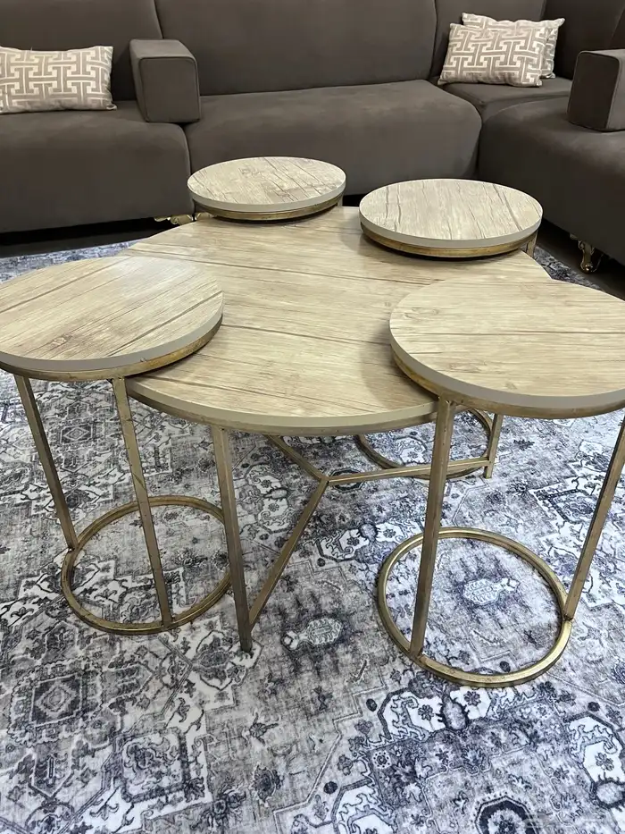 لدي  كنب6 4 فرشه 5 4 طاوله وسط مع 4طاولات خدمه للبييع 5