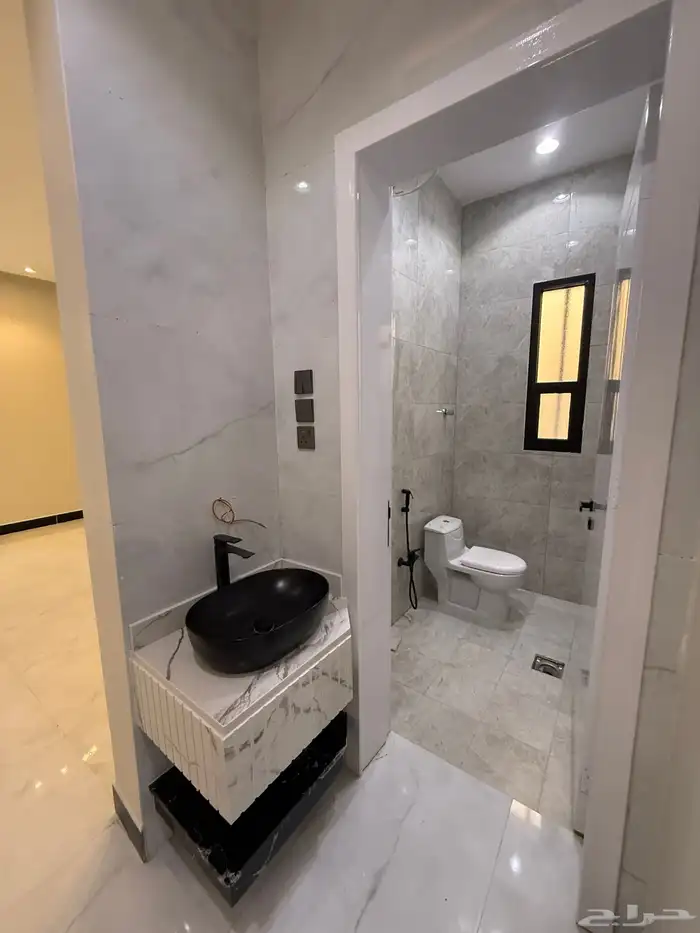 للبيع روف بملحق علوي بحوش حي الراقي خميس مشيط 780الف 24