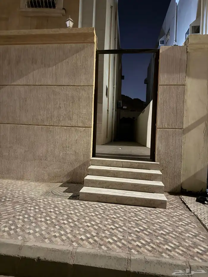 شقة خمس غرف دور ارضي ومدخل خاص حي السلام 17