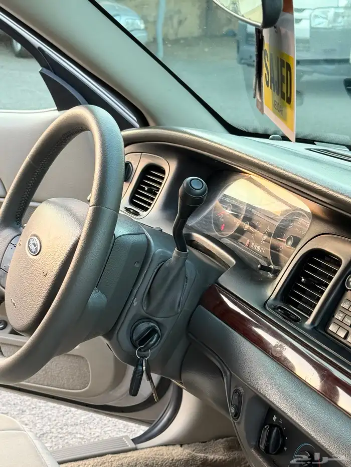 للبيع فورد فكتوريا 2011 نظيف شرط 24