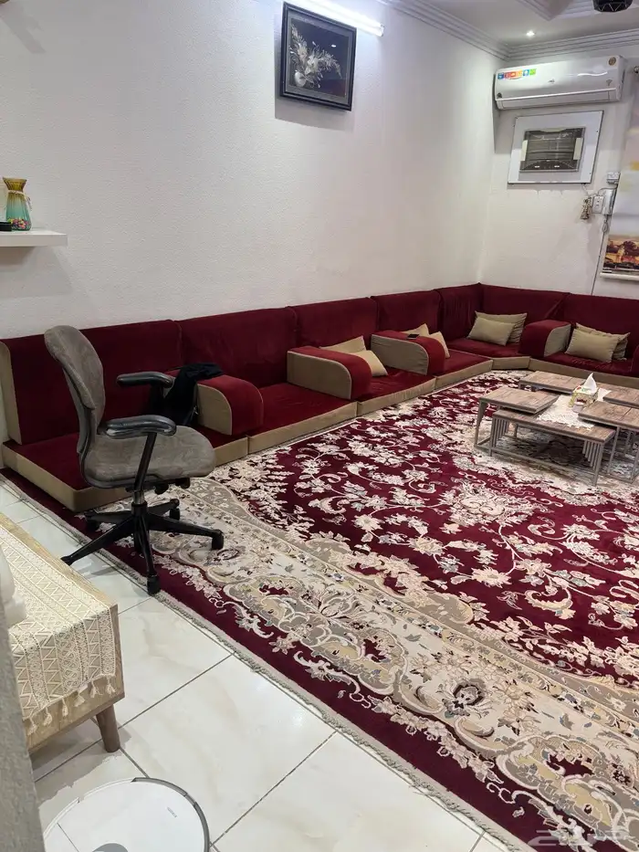 مجلس كنب ارضي بحالة ممتازة 3