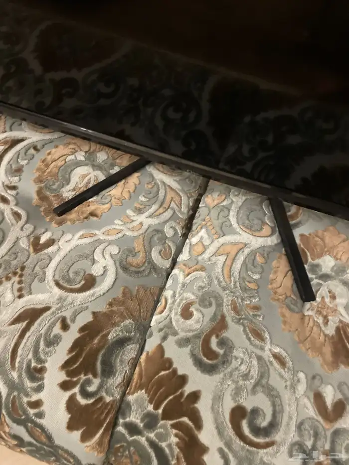 شاشه لا اعلم كم مقاسه نظيفه مركب عليها استاند 2