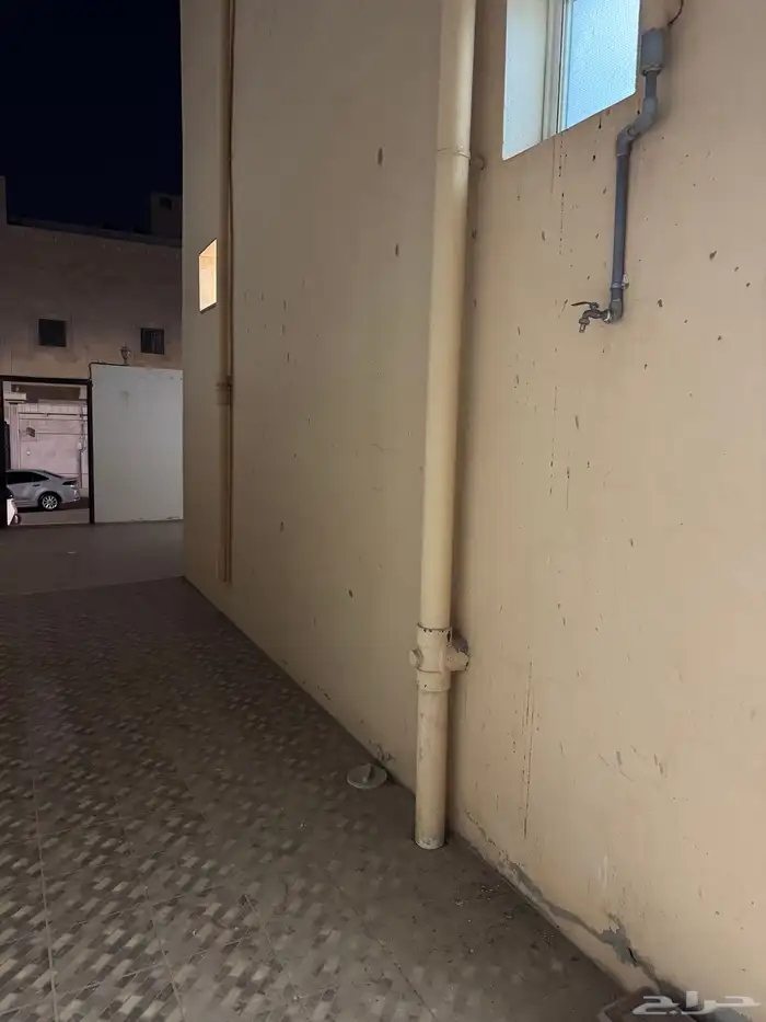 شقة خمس غرف دور ارضي ومدخل خاص حي السلام 16