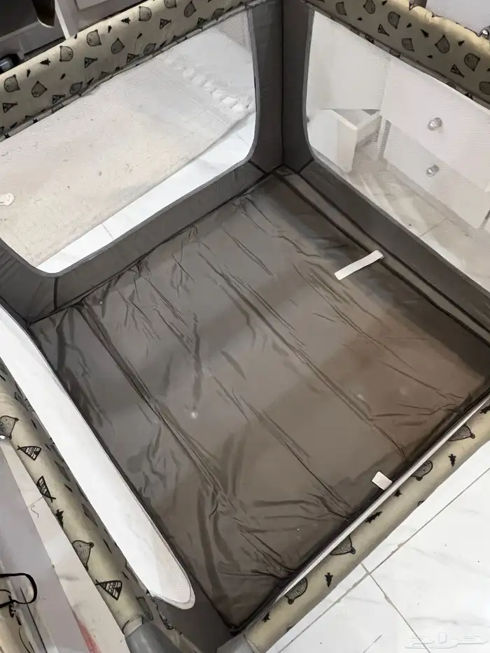 كرسي اطفال صغار مع طراحته 0