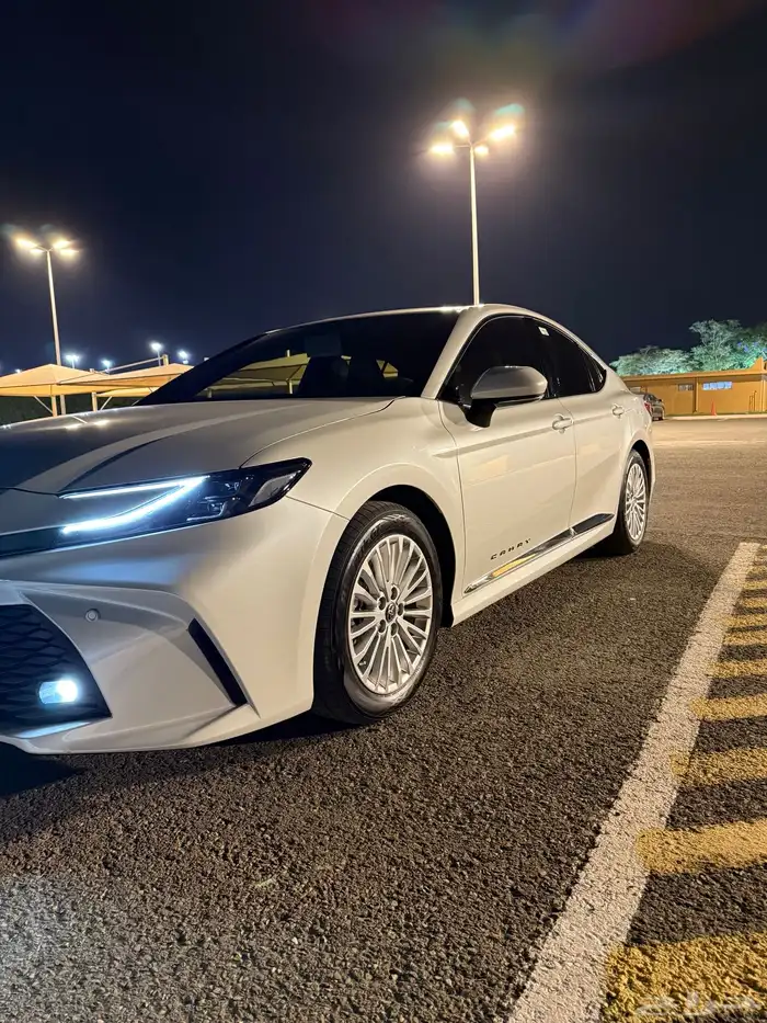 كامري 2025 LE بنزين أبيض لؤلؤي 1