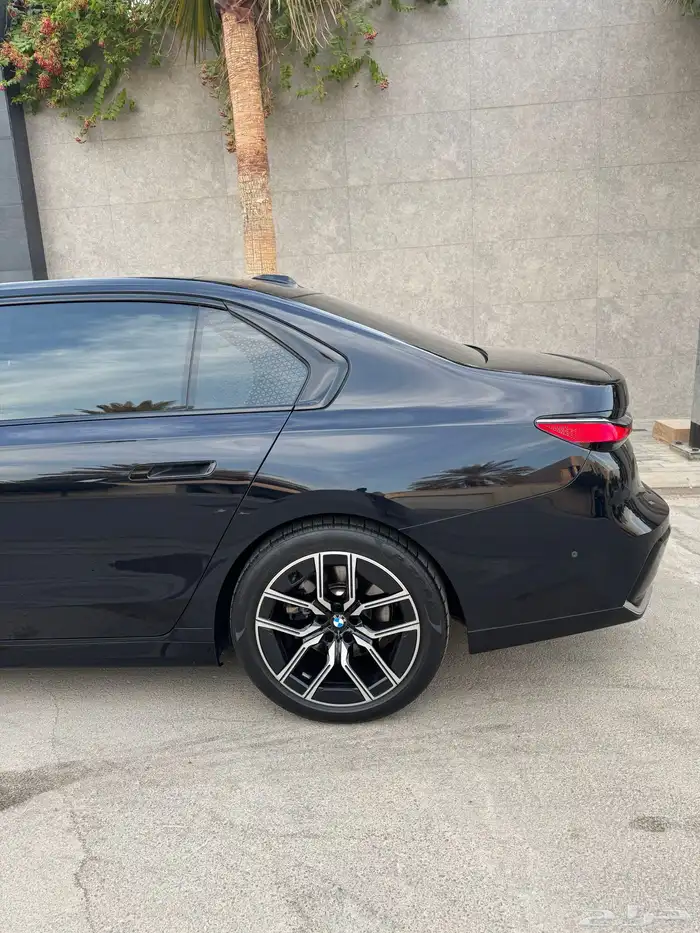 بي ام دبليو الفئة السابعة 735i - 2023 15