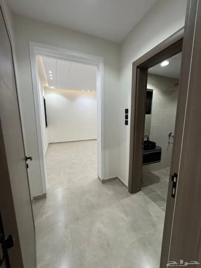 للبيع شقق تمليك علوي بسطح خاص ومصعد شغال بالاسكان شارع 25 م 18