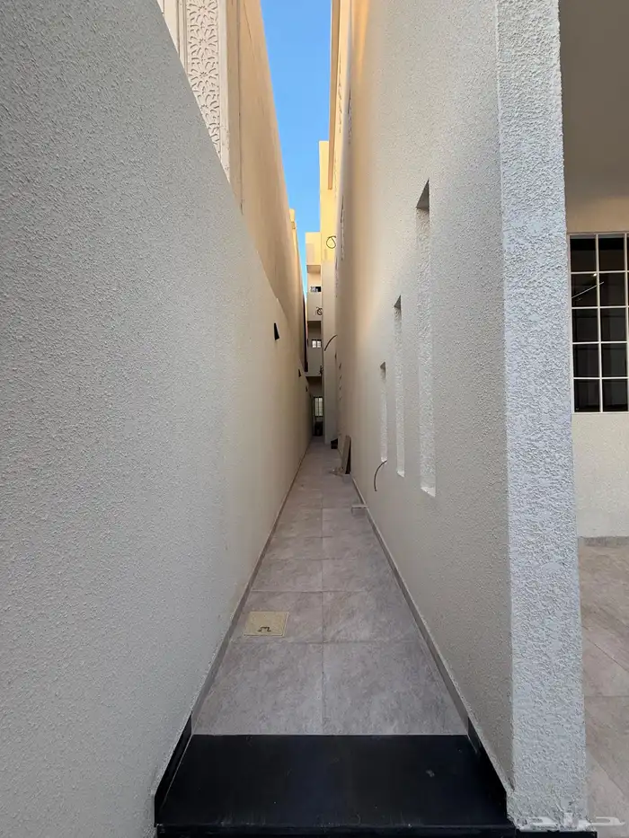 للبيع شقق ارضيه ببايكة سيارة وشقق علويه بمصعد ف حي الموسي 1