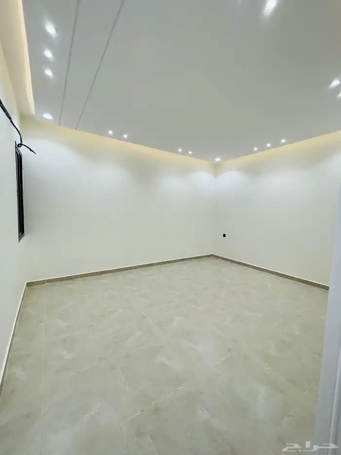 للبيع شقق علوي مع سطح خاص بحي الضيافة غرب الخميس 24