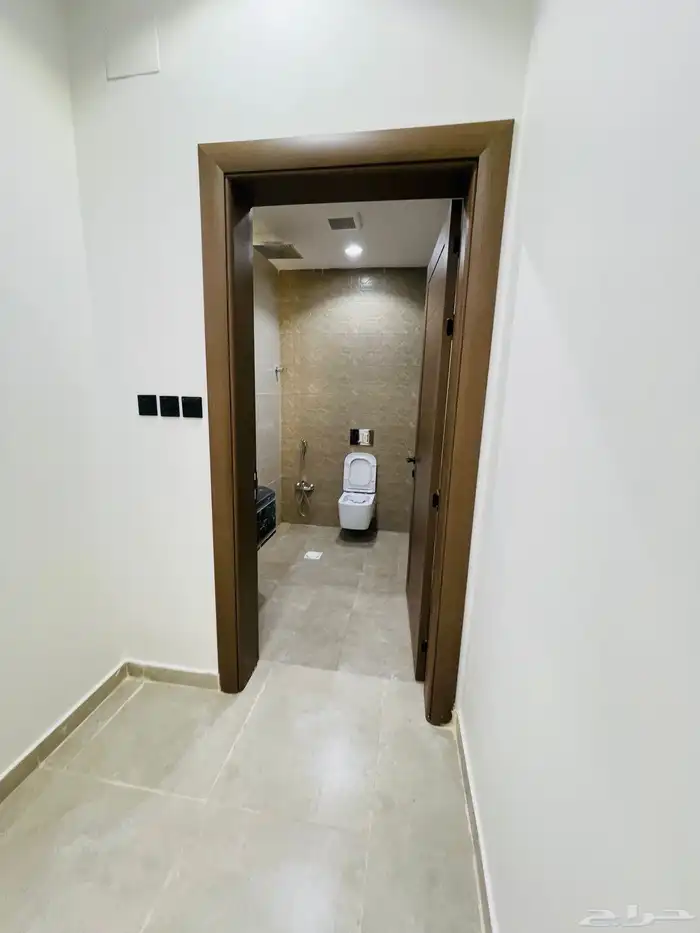 للبيع شقق علوي مع سطح خاص بحي الضيافة غرب الخميس 23