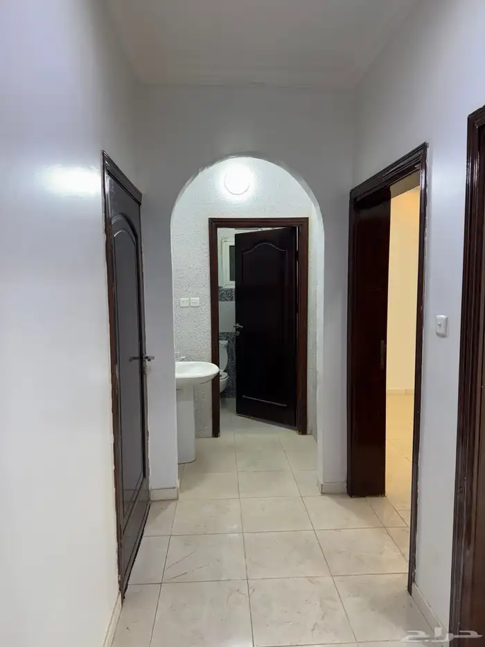 شقة خمس غرف دور ارضي ومدخل خاص حي السلام 3