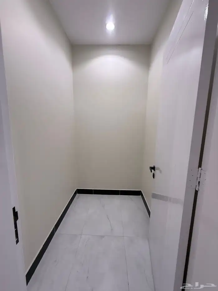 للبيع روف بملحق علوي بحوش حي الراقي خميس مشيط 780الف 20