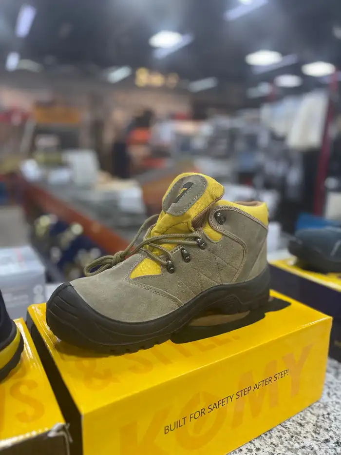 ملابس عمال   ملابس سلامة   افرول عمال   حذاء سلامة   خوذة 15