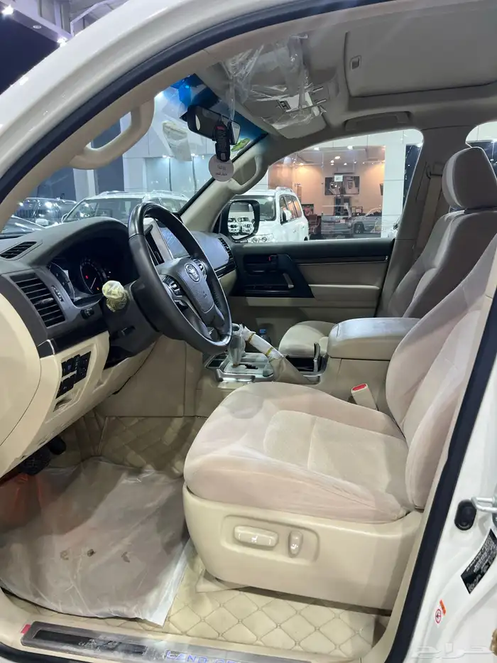 تويوتا لاندكروزر 2019 تورنج فل كامل سعودي ماشي 77 الف 12