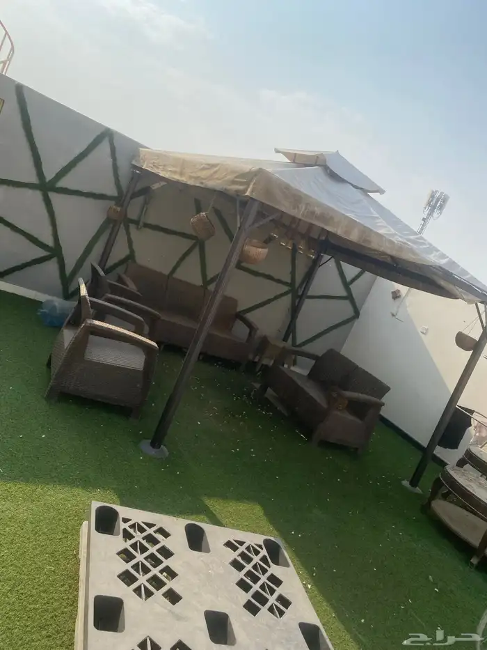 مظلة خيمة خارجيه مع كراسي تنفع في حديقه او سطح نظيفه عالسوم 1