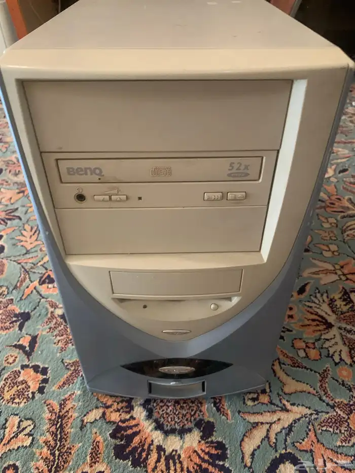 كمبيوتر قديم تراثي مع طابعه 9