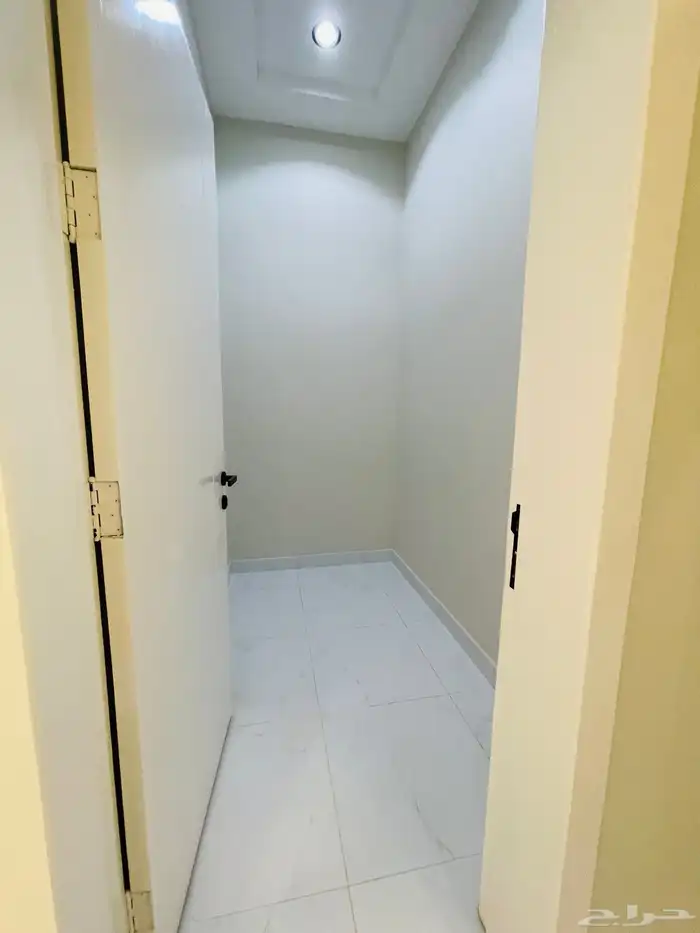 للبيع ادوار ارضي بحوش مدخل سيارة من 550 الف شمال الخميس 10