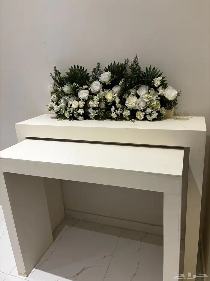 طاولات استقبال مع ورد ابيض منسق وجاهز 1