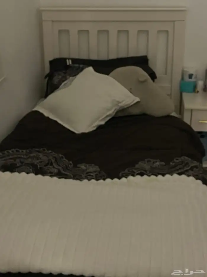للبيع غرفة نوم سريرين دولاب تسريحة كمودينا اثنين 0