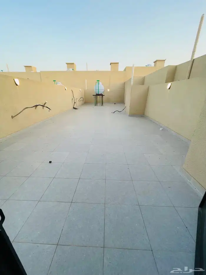 للبيع شقق علوي مع سطح خاص بحي الضيافة غرب الخميس 27