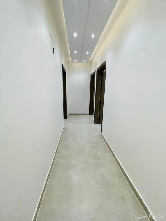 للبيع شقق علوي مع سطح خاص بحي الضيافة غرب الخميس 18