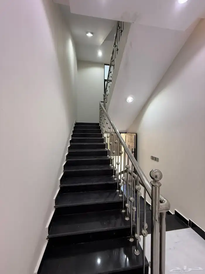 للبيع روف بملحق علوي بحوش حي الراقي خميس مشيط 780الف 5