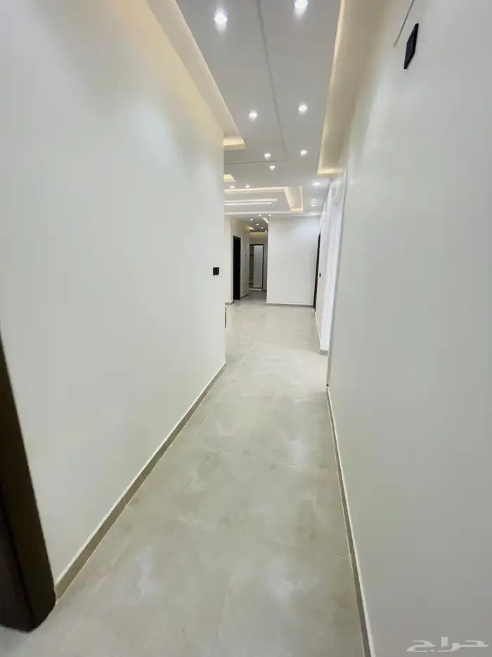 للبيع شقق علوي مع سطح خاص بحي الضيافة غرب الخميس 25