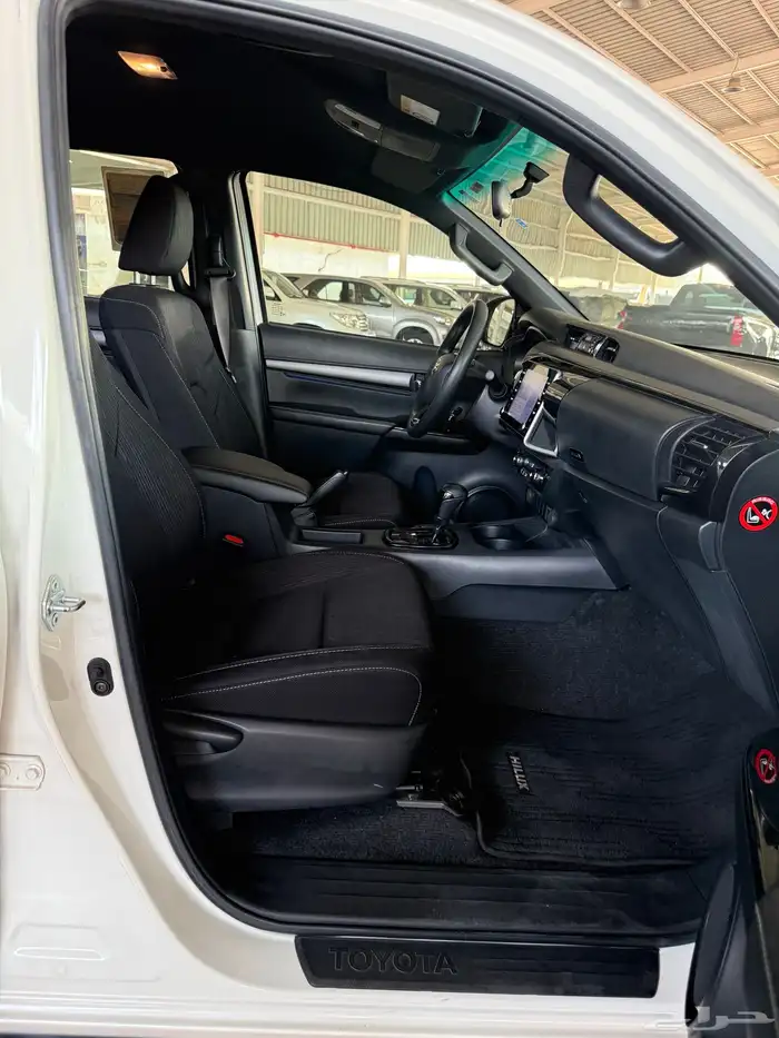 تويوتا هايلوكس دفنشر 6 سلندر موديل 2021 35