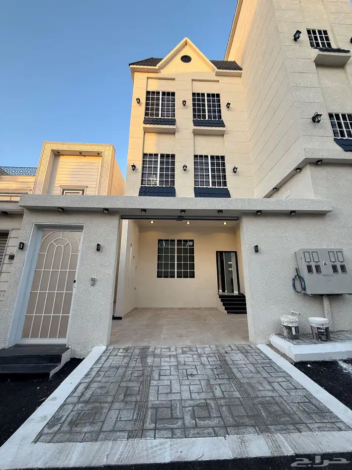 للبيع شقق ارضيه ببايكة سيارة وشقق علويه بمصعد ف حي الموسي 0