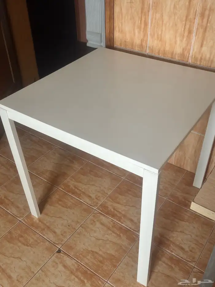 طاولة ايكيا جديده بدون كراسي ب 300 0